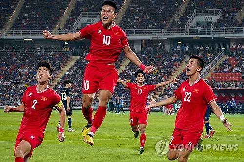 김상식 감독이 이끄는 베트남 축구 대표팀이 지난 5일(한국시간) 태국 방콕에 있는 라자망갈라 스타디움에서 열린 대회 결승 2차전에서 3-2로 승리했다. 앞서 2일 홈인 베트남 비엣찌에 있는 푸토 경기장에서 2-1로 승리한 베트남은 1, 2차전 합계 5-3으로 승리하며 대회 우승을 차지했다. 연합뉴스