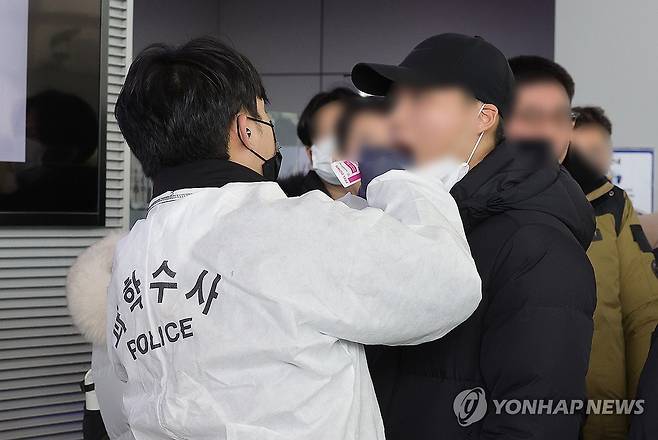 유가족의 DNA 채취하는 국과수 직원 (무안=연합뉴스) 이진욱 기자 = 2024년 12월 31일 전남 무안군 무안국제공항 터미널에서 국립과학수사연구원 직원이 유가족의 DNA를 채취하고 있다. 2025.1.6