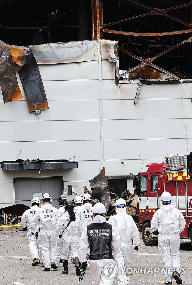 합동 감식 위해 이동하는 관계자들 2024년 6월 25일 경기도 화성시 서신면 리튬전지 공장 화재 현장에서 경찰과 소방, 국립과학수사연구원, 국토안전연구원, 고용노동부, 산업안전관리공단 등 관계자들이 화재 원인을 찾기 위한 합동 감식을 위해 이동하고 있다. [연합뉴스 자료사진] 2025.1.6.