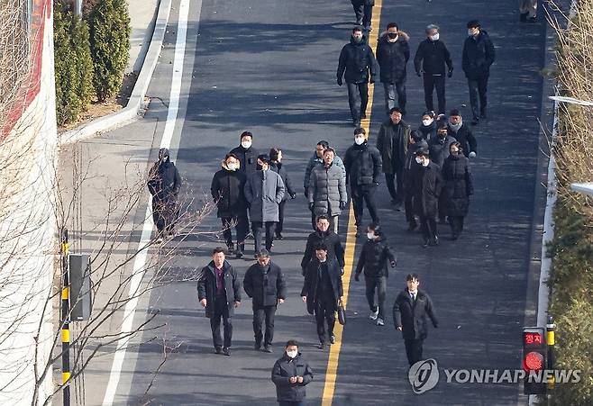 공수처, 체포영장 집행 불가능 판단…집행 중지 (서울=연합뉴스) 이진욱 기자 = 고위공직자범죄수사처가 윤석열 대통령의 체포영장 집행에 나선 3일 서울 용산구 한남동 대통령 관저 경내에서 공수처 수사관 등이 내려오고 있다. 2025.1.3 cityboy@yna.co.kr