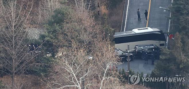차량으로 막힌 관저 경내 도로 (서울=연합뉴스) 김인철 기자 = 고위공직자범죄수사처가 윤석열 대통령의 체포영장 집행에 나선 지난 3일 서울 용산구 한남동 대통령 관저 경내 도로를 대통령 경호 인원들이 차량으로 막고 있다. 2025.1.3 yatoya@yna.co.kr