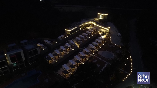 위에서 내려다본 올덴리조트 울진점의 밤풍경. ⓒ올덴리조트