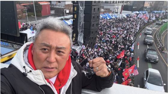 배우 최준용이 지난 4일 '윤석열 대통령 탄핵 반대 국민대회'에 참석해 윤 대통령을 공개적으로 지지하는 발언을 한 뒤 그가 운영하는 식당에 별점 테러가 이어지고 있다. 〈사진=최준용 씨 인스타그램〉