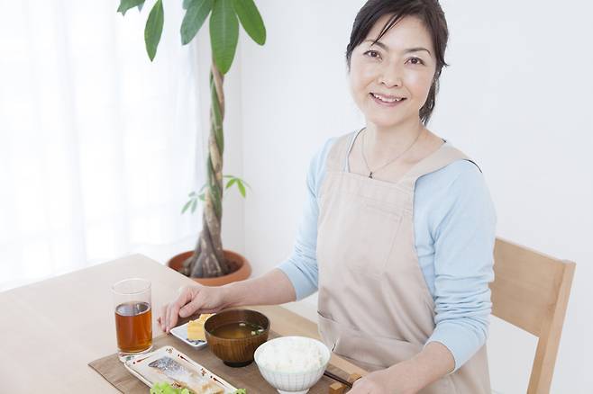 아침 식사 때 너무 적게(일일 섭취 칼로리의 20% 미만) 또는 너무 많이(일일 섭취 칼로리의 30% 이상) 먹은 참가자들은 아침 식사 때 일일 섭취 칼로리의 20~30%를 섭취한 참가자들보다 더 나쁜 건강 상태를 보이는 것으로 나타났다. [사진=게티이미지뱅크]