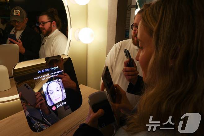 5일(현지시간) 오후 미국 네바다주 라스베이거스 시저스 팰리스 호텔에서 열린 '삼성 퍼스트 룩 2025'에서 한 관람객이 아모레퍼시픽과 협업한 'AI 피부 분석 및 케어 솔루션'을 체험하고 있다. 2025.1.6/뉴스1 ⓒ News1 신웅수 기자