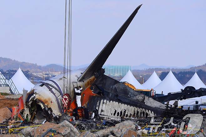 무안 제주항공 여객기 참사 엿새째인 3일 오후 전남 무안국제공항 참사 현장에서 인양 준비 작업 도중 국과수 관계자들이 현장을 살펴보고 있다. 2025.1.3/뉴스1 ⓒ News1 이승현 기자