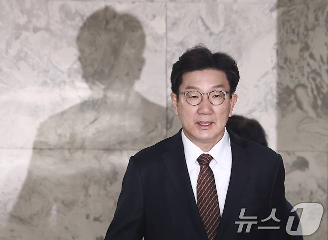 권성동 국민의힘 원내대표가 7일 오전 서울 여의도 국회에서 열린 원내대책회의에 입장하고 있다. 2024.1.7/뉴스1 ⓒ News1 김민지 기자