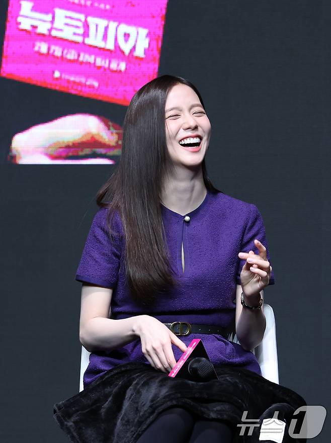 블랙핑크 지수가 7일 서울 영등포구 콘래드 서울 호텔에서 열린 쿠팡플레이 시리즈 '뉴토피아' 제작발표회에 참석해 환한 미소를 짓고 있다.  ⓒ News1 권현진 기자