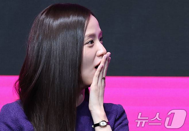 블랙핑크 지수가 7일 서울 영등포구 콘래드 서울 호텔에서 열린 쿠팡플레이 시리즈 '뉴토피아' 제작발표회에서 박정민의 다이어트 이야기를 들으며 깜짝 놀라고 있다. ⓒ News1 권현진 기자