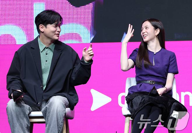 윤성현 감독(왼쪽)이 7일 서울 영등포구 콘래드 서울 호텔에서 열린 쿠팡플레이 시리즈 '뉴토피아' 제작발표회에서 "내가 아는 사람 중에 체력이 가장 좋은 이제훈 보다 블랙핑크 지수가 체력이 더 좋은 것 같다＂라고 말하고 있다. ⓒ News1 권현진 기자