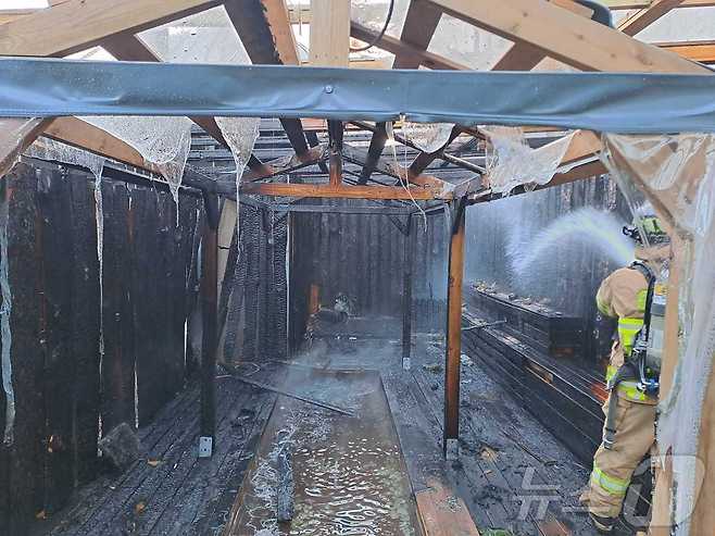 강원 강릉 연곡면 영진리의 한 찜질방 화재 현장.(강원도소방본부 제공)