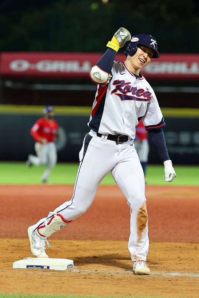 야구 대표팀 박성한이 대만 타이베이 톈무구장에서 열린 2024 세계야구소프트볼연맹(WBSC) 프리미어12 B조 조별리그 도미니카전에서 8회말 역전 적시 3루타를 때린 후 세리머니를 하고 있다. 사진 | 타이베이=연합뉴스