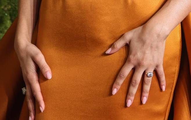 5일(현지시각) 미국 로스앤젤레스에서 열린 골든글로브 시상식에 참석한 젠데이아의 왼손 반지에 끼워진 다이아몬드 반지. /AFP 연합뉴스