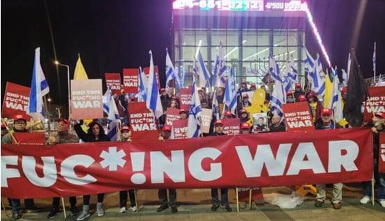 지난 4일 이스라엘 텔아비브에서 시민들이 미국 공화당의 상징인 빨강 현수막과 팻말을 들고 휴전 촉구 시위를 벌이고 있다. ‘이 망할 전쟁을 멈춰라’라는 문구를 내세운 이들은 전쟁 종식을 공언한 도널드 트럼프 미국 대통령 당선인에게 기대를 걸고 있다. /카플란포스