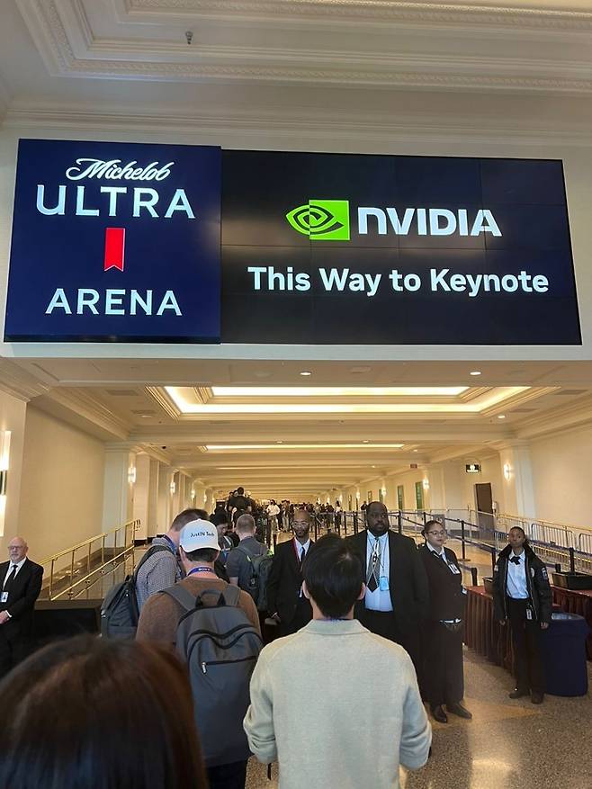 미국 라스베이거스 만델레이베이에 위치한 엔비디아 젠슨 황 최고경영자(CEO)의 기조연설을 기다리는 인파. 사진=김준석 기자