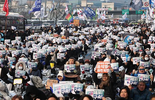 윤석열 즉각 퇴진·사회 대개혁 비상행동(비상행동)이 추최한 내란수괴 윤석열 체포구속 촉구 집회가 열린 6일 오후 서울 한남로 일대에서 참가자들이 윤석열긴급체포 등의 구호를 외치고 있다. 윤운식 선임기자 yws@hani.co.kr