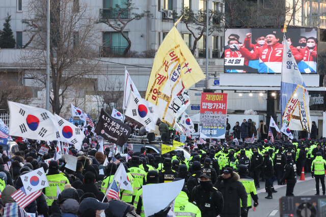 고위공직자범죄수사처가 내란죄 피의자 윤석열 대통령의 체포영장 집행을 시작한 3일 아침 서울 용산구 대통령 관저 인근에서 윤 대통령 지지자들이 집회를 하고 있다. 김영원 기자 forever@hani.co.kr