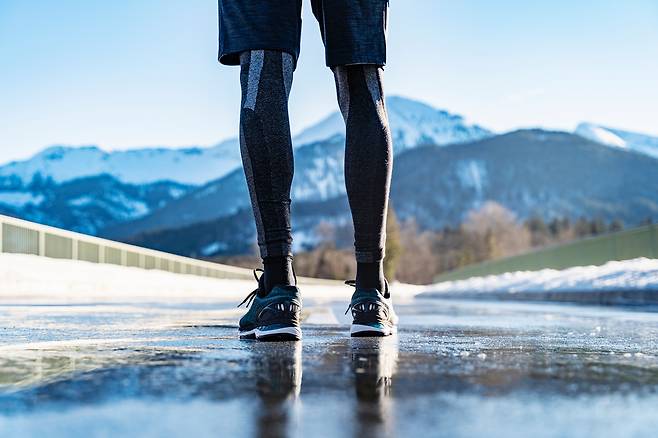 기온이 영하로 떨어졌을 때 러닝을 한다면 실내에서 준비 운동을 하고 옷을 세 겹 이상 껴입는 것이 좋다./사진=클립아트코리아
