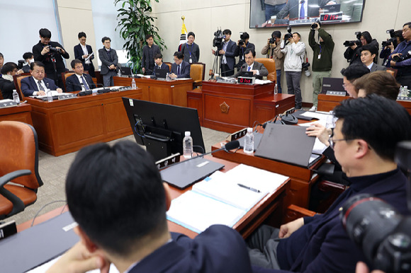 7일 오전 서울 여의도 국회에서 열린 윤석열 정부의 비상계엄 선포를 통한 내란 혐의 진상규명 국정조사특별위원회 회의에서 안규백 위원장이 의사봉을 두드리고 있다. 2025.1.7 [사진=연합뉴스]