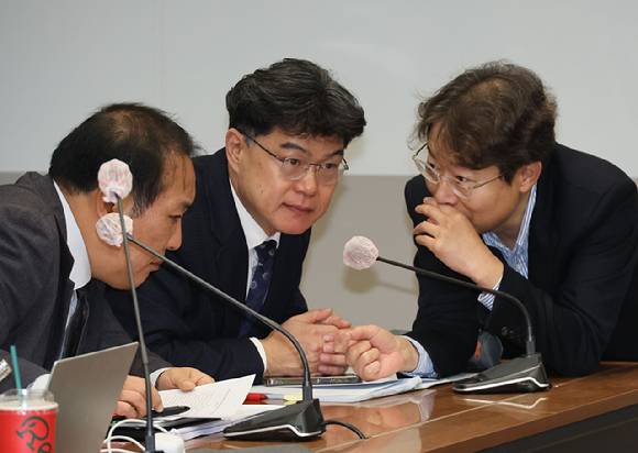 7일 서울 서초구 대한변호사협회에서 열린 대통령 탄핵심판 국회 소추위원 대리인단 기자간담회에서 장순욱 변호사(왼쪽부터)와 김진한 변호사, 국회 탄핵소추단 간사 겸 대변인 최기상 의원이 대화하고 있다. 2025.1.7 [사진=연합뉴스]