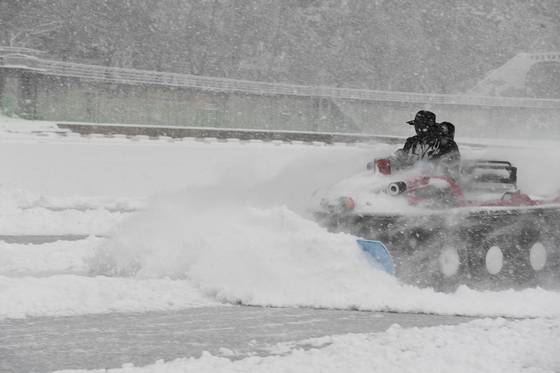강원 영서내륙과 산지를 중심으로 대설특보가 발효된 5일 화천산천어축제를 앞둔 화천천에서 군청 직원들과 축제 종사자들이 제설작업을 벌이고 있다. 뉴스1