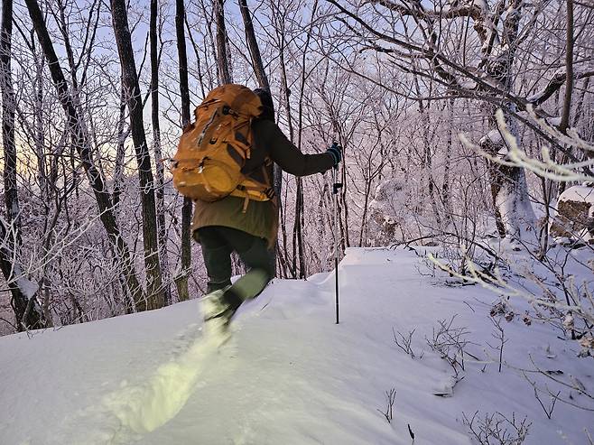백덕산 능선에는 제법 눈이 쌓여 러셀을 해야 했다.