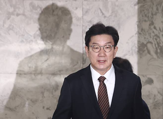 권성동 국민의힘 원내대표가 7일 오전 서울 여의도 국회에서 열린 원내대책회의에 입장하고 있다. 뉴스1