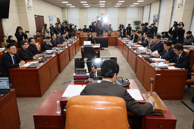 ▲ 7일 오전 서울 여의도 국회에서 열린 윤석열 정부의 비상계엄 선포를 통한 내란 혐의 진상규명 국정조사특별위원회 회의에서 안규백 위원장이 의사봉을 두드리고 있다. 연합뉴스