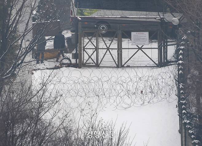 지난 5일 서울 한남동 대통령 관저 주변에 철조망이 설치돼 있다. 성동훈 기자