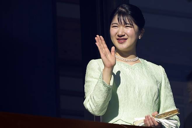 일본 나루히토 일왕(천왕)의 딸인 아이코 공주가 2일 도쿄 고쿄(皇居·황궁)에서 열린 일반인 대상 새해 축하 행사 중 방문객에게 인사를 건네고 있다. AP 연합뉴스