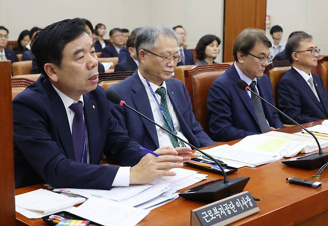 지난해 10월22일 국회에서 열린 환경노동위원회 국정감사에서 박종길 근로복지공단 이사장이 의원 질의에 답하고 있다. 연합뉴스