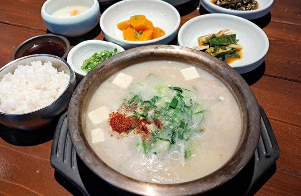 제주도에서 시집 온 신부에게 내어준 접짝뼈국. 걸쭉하고 담백한 맛이 일품이면서 고기를 작게 토막 내어 끓여 수줍은 신부가 먹기 좋도록 만들었다.