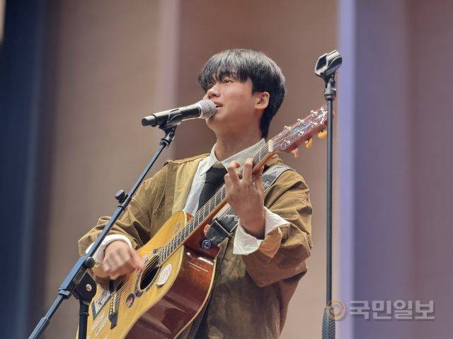 TV조선 대학가요제 초대 우승자 이재엽씨가 6일 충남 천안 백석홀 대강당에서 자작곡 'Boy's Fishing'을 부르고 있다.