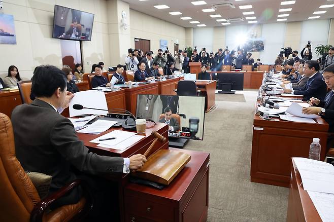 7일 오전 서울 여의도 국회에서 열린 윤석열 정부의 비상계엄 선포를 통한 내란 혐의 진상규명 국정조사특별위원회 회의에서 안규백 위원장이 의사봉을 두드리고 있다. [사진출처 = 연합뉴스]