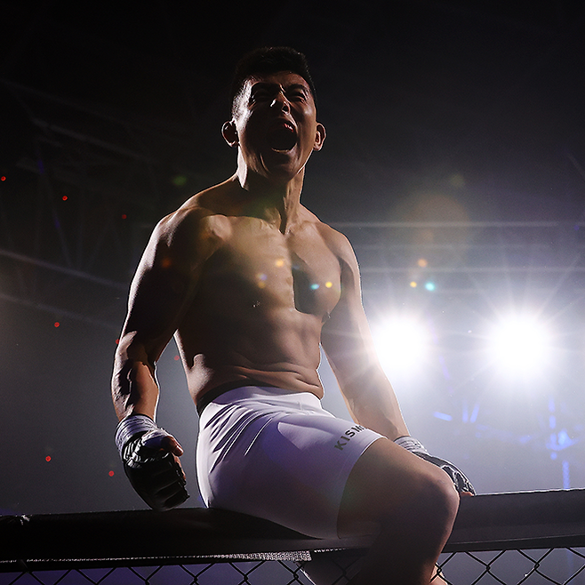 이도겸이 블랙컴뱃 데뷔승을 거둔 후 기뻐하고 있다. 사진=이교덕 격투기 전문기자 제공