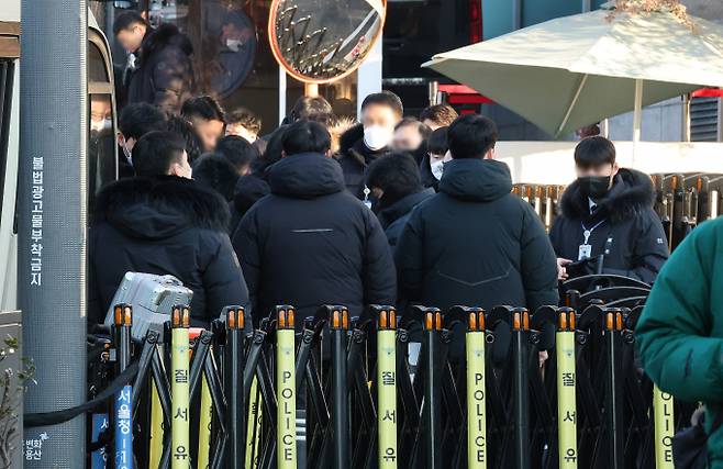 김도균 전 수도방위사령관(예비역 중장 육사 44기)이 대통령 경호처가 지난 3일 윤석열 대통령 체포영장 집행을 막기 위해 불법적으로 군을 동원했다며 비판의 목소리를 높였다. 사진은 지난 4일 서울 용산구 대통령 관저 앞 모습. /사진=뉴스1