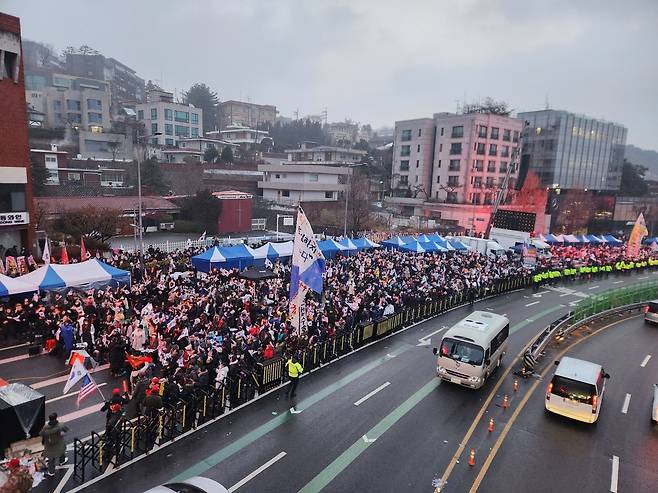 6일 오전 서울 용산구 한남동 대통령 관저 인근에 윤석열 대통령 탄핵 및 체포에 반대하는 보수 성향 지지자들이 운집해 있다. 이영기 기자.