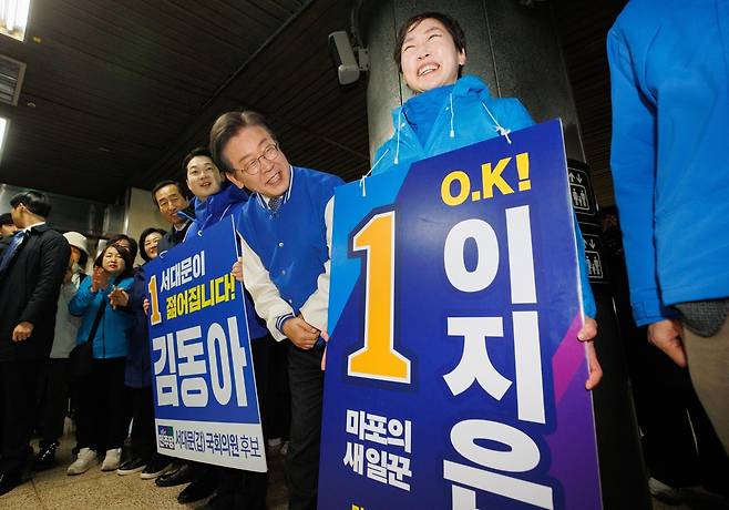 이재명 더불어민주당 대표 겸 공동선대위원장이 26일 오전 서울 서대문구 지하철 2호선 아현역에서 김동아 서대문구갑 후보, 이지은 마포구갑 후보와 함께 출근길 인사를 하고 있다. 2024년 3월 26일. [사진=임세준 기자/jun@]