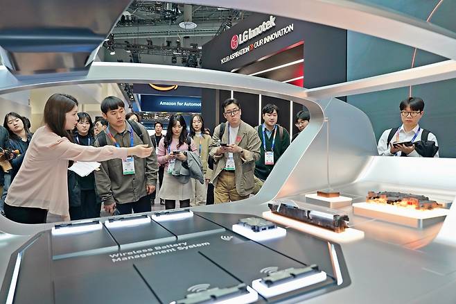 6일(현지시간) 미국 라스베이거스 컨벤션센터에서 진행된 LG이노텍 프리 부스 투어에서 관람객들이 LG이노텍 핵심 제품을 둘러보고 있다.  [LG이노텍 제공]