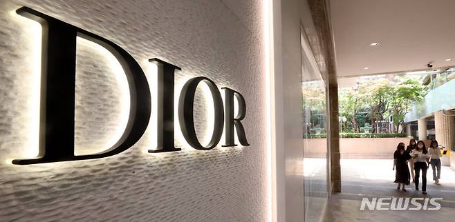 [서울=뉴시스] 추상철 기자 = 5일 오후 서울 도심에서 시민이 '디올' 광고판 앞을 지나고 있다. 2022.07.05. scchoo@newsis.com