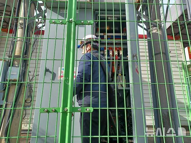 [안산=뉴시스]안산시 관계자가 다중이용시설에 대한 안전점검을 벌이고 있다.(사진=안산시 제공)2025.01.07.photo@newsis.com