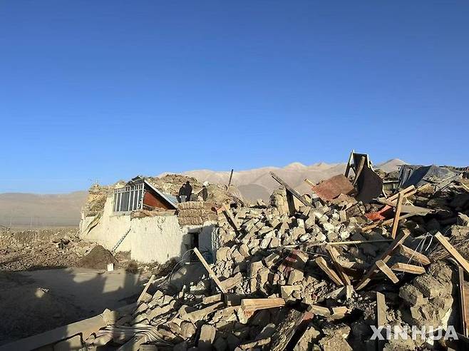 [시가체=신화/뉴시스] 7일(현지시각) 중국 시짱티베트 자치구 시가체시 딩르현에서 지진이 발생해 통라이 마을 가옥들이 파손돼 있다. 현지 당국은 이날 오전 9시 5분 발생한 규모 6.8의 지진으로 딩르현에서 최소 32명이 숨지고 38명이 다쳤다고 밝혔다. 2025.01.07.
