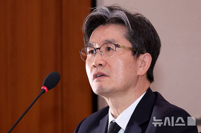 [서울=뉴시스] 조성우 기자 = 오동운 고위공직자범죄수사처(공수처) 처장이 7일 오후 서울 여의도 국회에서 열린 법제사법위원회의 현안질의에서 의원 질의에 답변하고 있다. 2025.01.07. xconfind@newsis.com