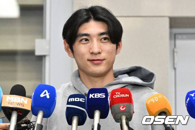 [OSEN=인천, 조은정 기자]메이저리그 데뷔 시즌을 마친 ‘바람의 손자’ 이정후(샌프란시스코 자이언츠)가 1일 인천국제공항을 통해 귀국했다.시즌에 앞서 6년 1억1300만 달러(약 1490억 원)에 샌프란시스코 자이언츠와 계약하며 빅리거가 된 이정후는 37경기 타율 2할6푼2리 38안타 2홈런 8타점 15득점 2도루 OPS .641를 남기고 불의의 부상을 당해 조기에 시즌을 마쳤다.&nbsp;이정후가 인터뷰를 하고 있다. 2024.10.01 /cej@osen.co.kr