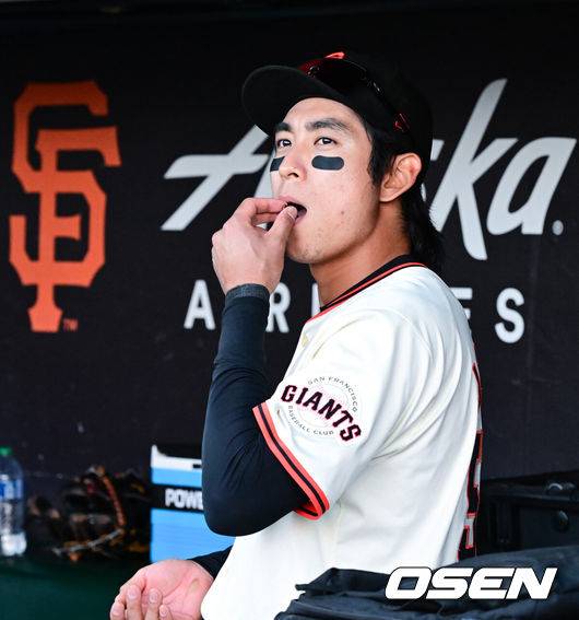 [OSEN=오라클 파크(미국 샌프란시스코), 지형준 기자] 9일(이하 한국시간) 미국 캘리포니아주 샌프란시스코 오라클 파크에서 2024 메이저리그 샌프란시스코 자이언츠와 워싱턴 내셔널스의 경기가 열렸다.올 시즌 샌프란시스코와 6년 1억1300만 달러(약 1530억원)에 계약한 이정후는 10경기 타율 2할5리(39타수 8안타) 1홈런 4타점 3득점 OPS .549를 기록중이다. 데뷔 첫 6경기에서 7안타 1홈런을 몰아쳤지만 이후 4경기에서는 1안타를 기록하는데 그쳤다. 하지만 지난 8일 경기에서 첫 타석부터 안타를 때려내며 3경기 연속 무안타에서 탈출했다. 이날 경기에서는 반등을 노린다.&nbsp;경기에 앞서 이정후가 해바라기 씨를 먹고 있다. 2024.04.09 /jpnews@osen.co.kr