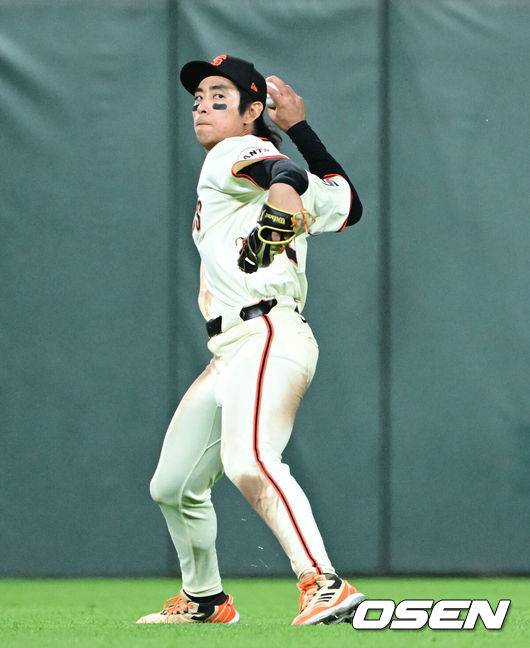 [OSEN=오라클 파크(미국 샌프란시스코), 지형준 기자] 9일(이하 한국시간) 미국 캘리포니아주 샌프란시스코 오라클 파크에서 2024 메이저리그 샌프란시스코 자이언츠와 워싱턴 내셔널스의 경기가 열렸다.올 시즌 샌프란시스코와 6년 1억1300만 달러(약 1530억원)에 계약한 이정후는 10경기 타율 2할5리(39타수 8안타) 1홈런 4타점 3득점 OPS .549를 기록중이다. 데뷔 첫 6경기에서 7안타 1홈런을 몰아쳤지만 이후 4경기에서는 1안타를 기록하는데 그쳤다. 하지만 지난 8일 경기에서 첫 타석부터 안타를 때려내며 3경기 연속 무안타에서 탈출했다. 이날 경기에서는 반등을 노린다.&nbsp;8회초 1사 1루 워싱턴 립스콤의 안타때 이정후 중견수가 3루까지 진루 시도한 1루 주자 바르가스를 아웃시키고 있다. 2024.04.09 /jpnews@osen.co.kr