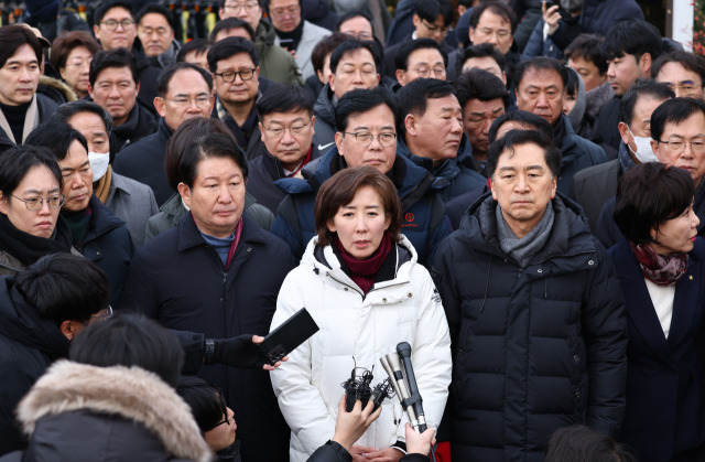 ▲국민의힘 나경원 의원을 비롯한 의원들이 6일 오후 서울 용산구 대통령 관저 앞에서 입장발표를 하고 있다. ⓒ연합뉴스