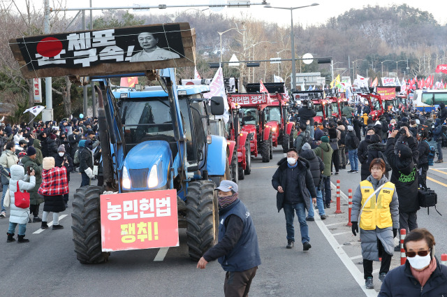 ▲22일 오후 서울 서초구 남태령에서 열린 '윤석열 대통령 체포·구속 농민 행진 보장 촉구 시민대회'에서 트랙터와 시민들이 한남동 대통령 관저 방향으로 행진하고 있다. ⓒ연합뉴스