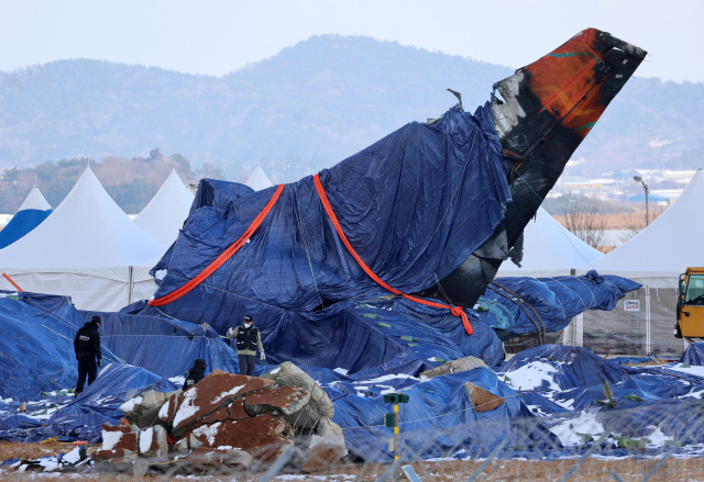 ▲제주항공 여객기 참사 열흘째인 7일 전남 무안군 무안국제공항에서 항공철도사고조사위원회 관계자와 경찰특공대원이 사고 현장을 살피고 있다. ⓒ연합뉴스