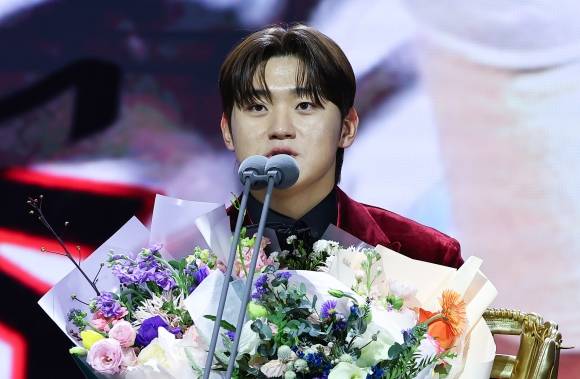 2024 골든글러브 3루수 부문 주인공은 김도영 - 2024 골든글러브 3루수 부문 주인공은 김도영     (서울=연합뉴스) 서대연 기자 = 13일 오후 서울 강남구 코엑스 오디토리움에서 열린 2024 신한 SOL뱅크 KBO 골든글러브 시상식에서 3루수 부문 수상자 KIA 타이거즈 김도영이 소감을 밝히고 있다 . 2024.12.13     dwise@yna.co.kr (끝)   <저작권자(c) 연합뉴스, 무단 전재-재배포, AI 학습 및 활용 금지>